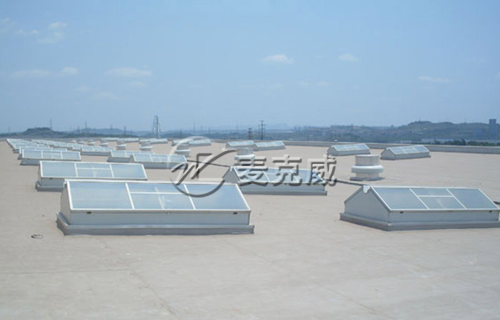 下開式三角形電動(dòng)采光排煙天窗產(chǎn)品圖